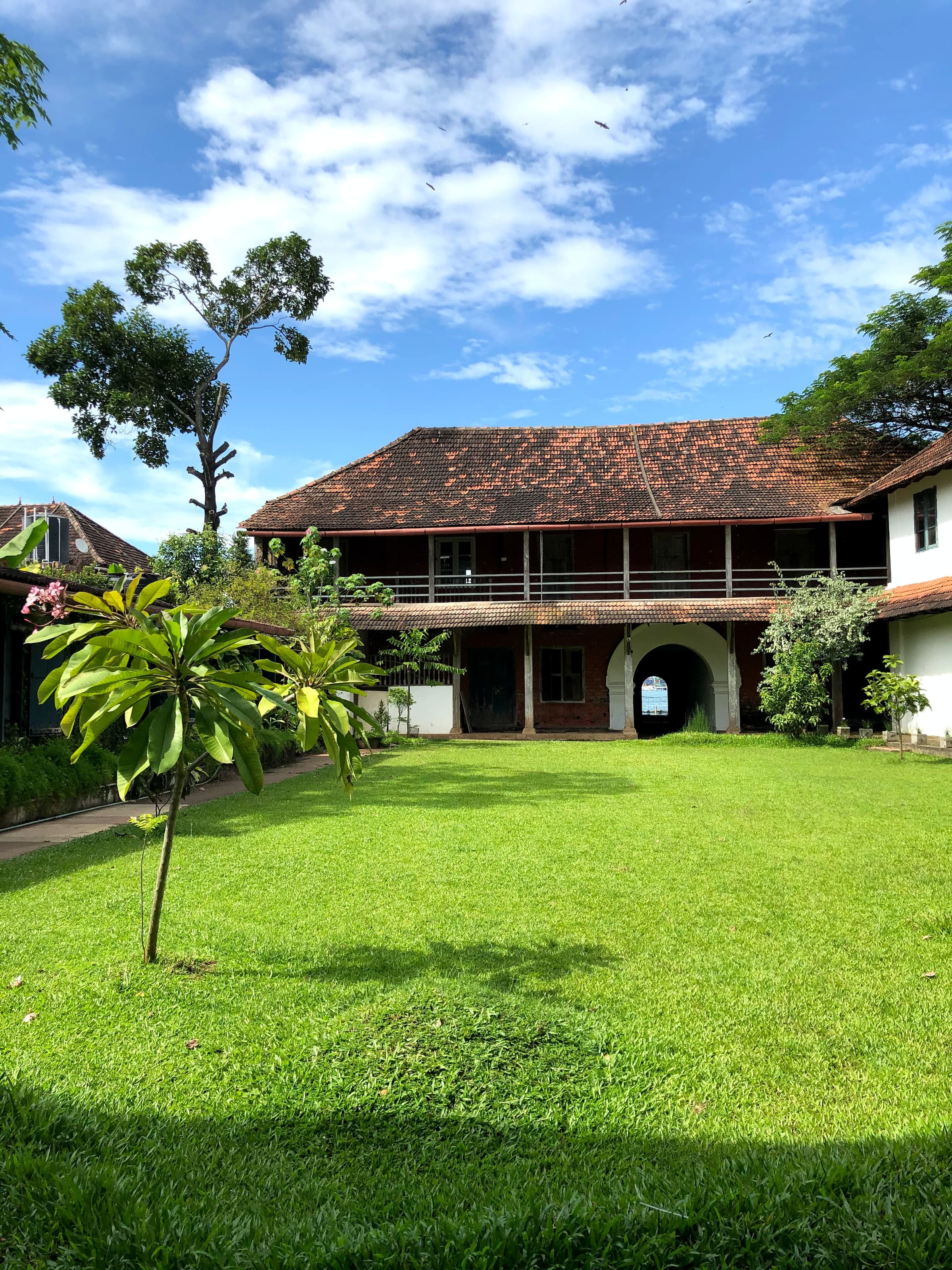 Casa com jardim amplo e bem cuidado